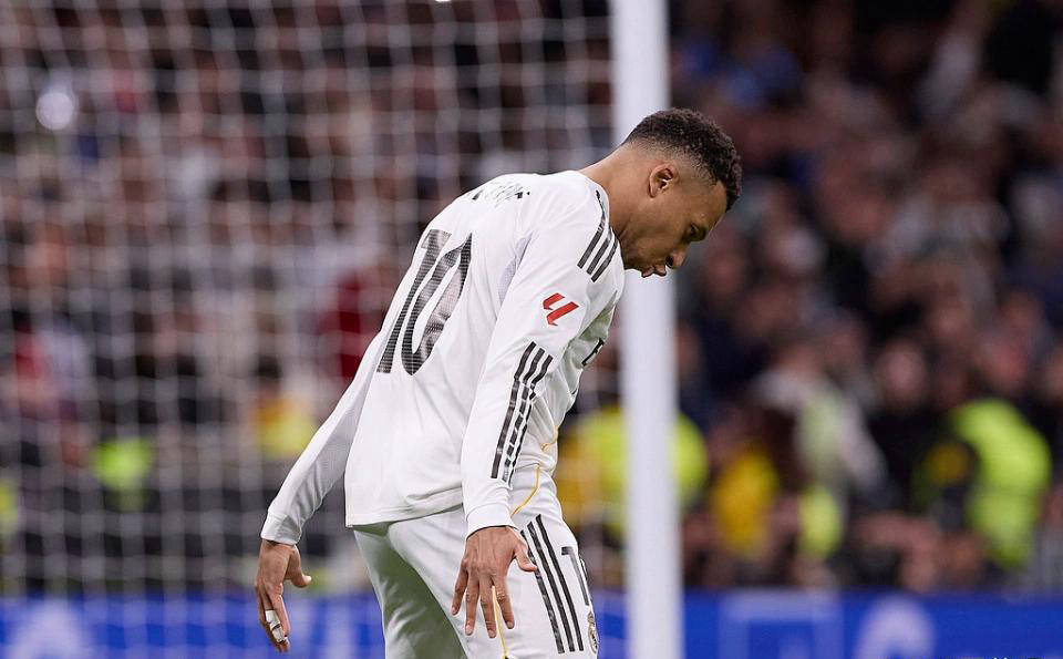 伤缺三周！姆巴佩隐瞒伤情续战三场只为追平C罗纪录，球迷怒斥私心过重